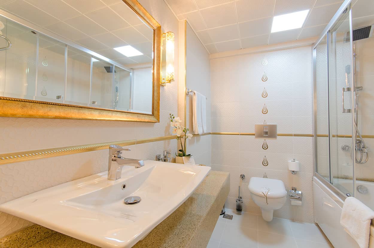 arden city hotel bathroom