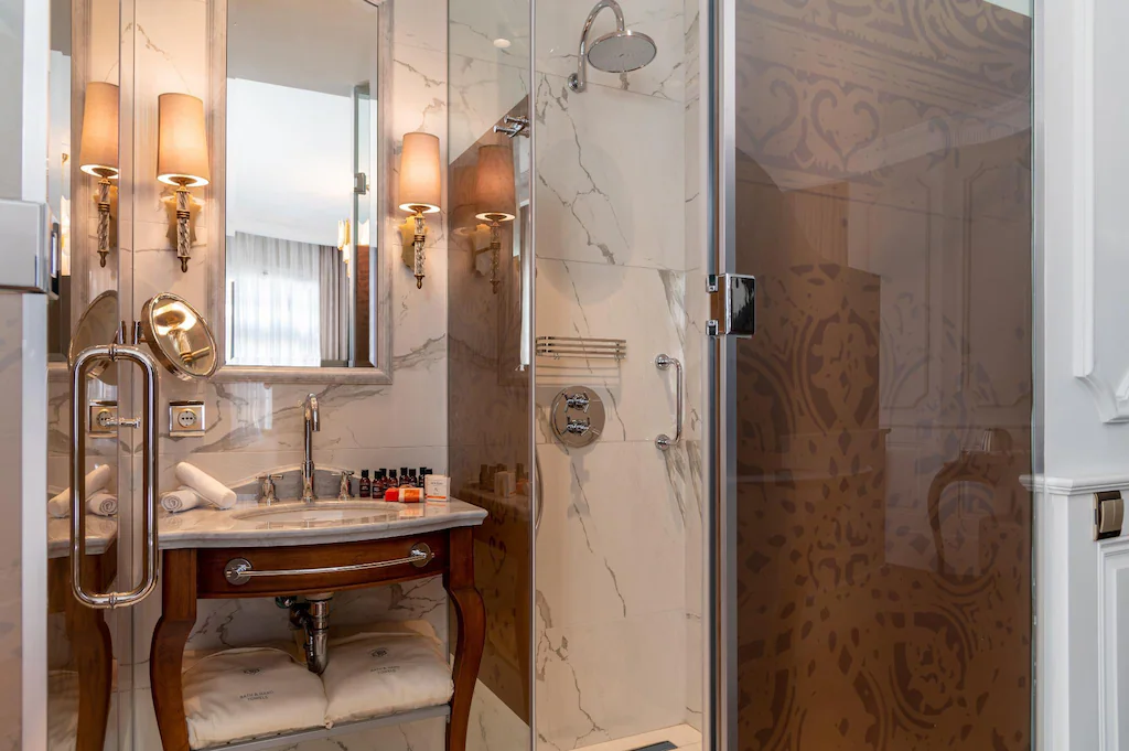 orientbank deluxe king room