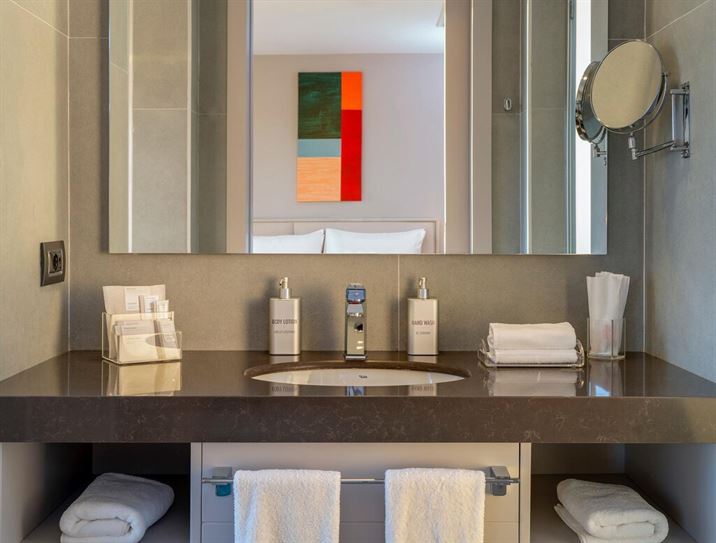 panorama seaview room le meridien bathroom